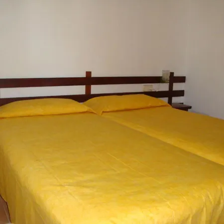 House - 2 Bedrooms With Pool Young People Group Not Allowed - 07523 Feriehus *