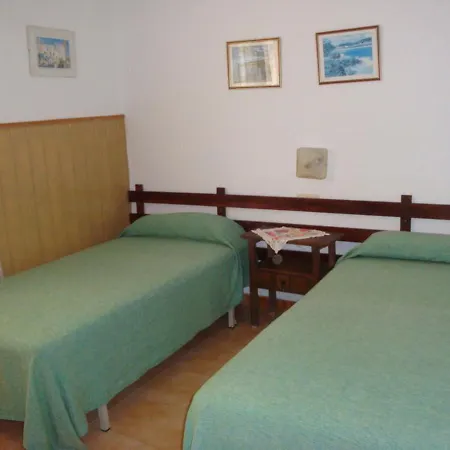 Сasa de vacaciones House - 2 Bedrooms With Pool Young People Group Not Allowed - 07523 Lloret de Mar